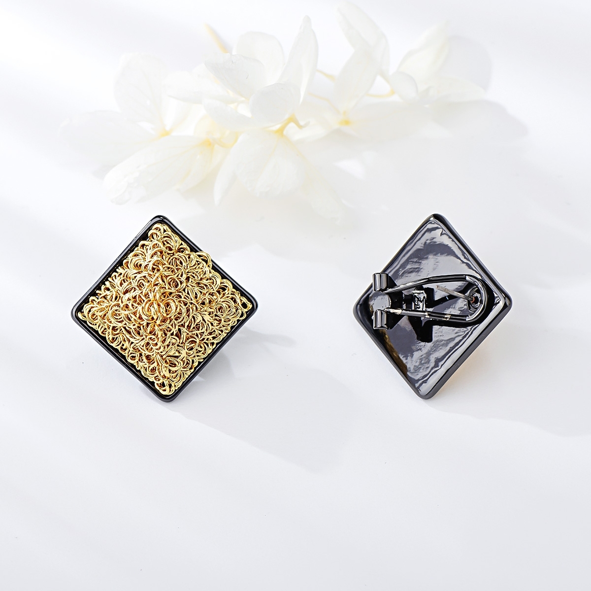 diamond-and-18k-gold-earrings-kodner-auctions