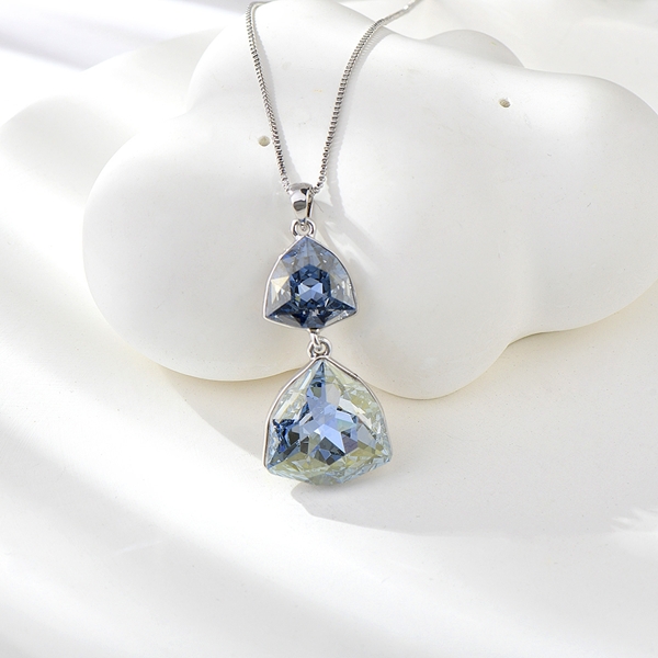 Picture of Fashionable Small Swarovski Element Pendant Necklace