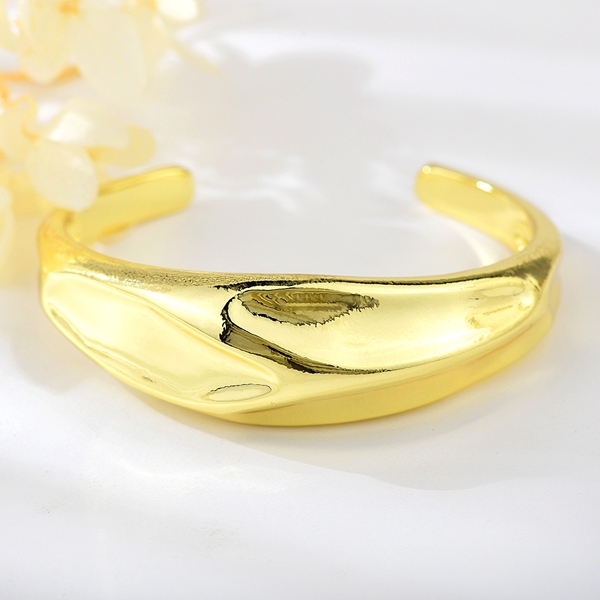 Picture of Dubai Small Fashion Bangle with 3~7 Day Delivery