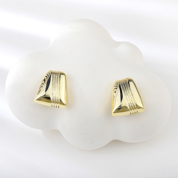 Picture of Delicate Medium Stud Earrings with Beautiful Craftmanship